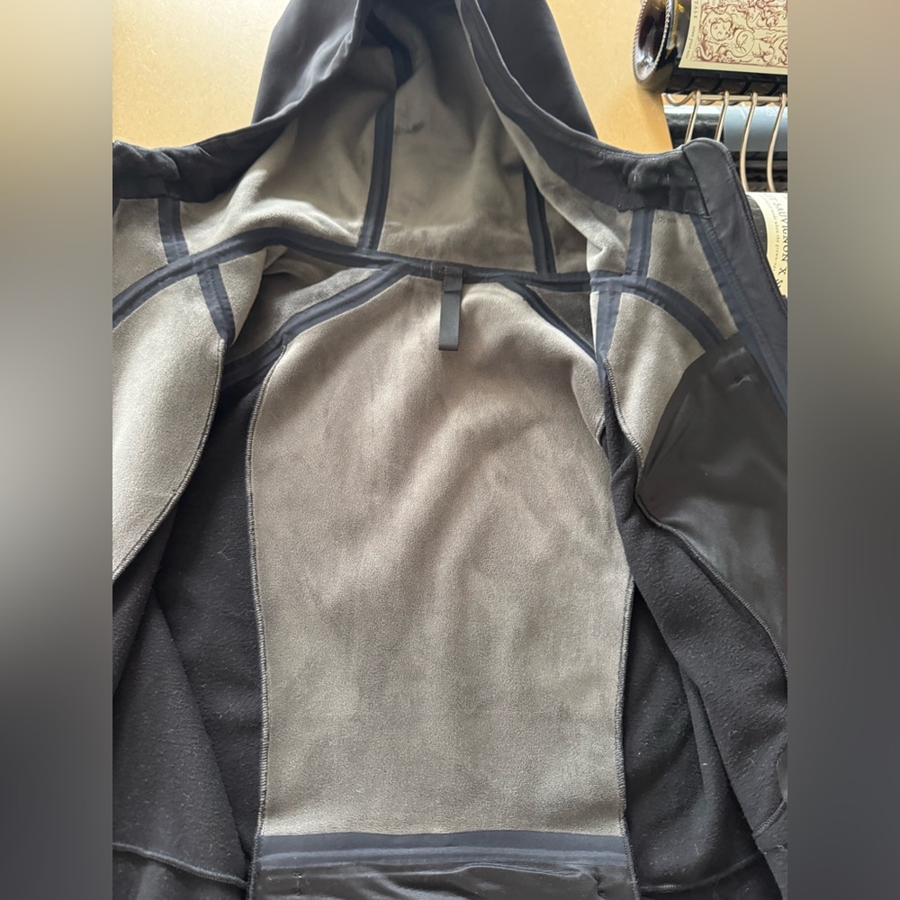 Lululemon Define Rain Jacket in Black, Size 8 - Picture 11 of 11